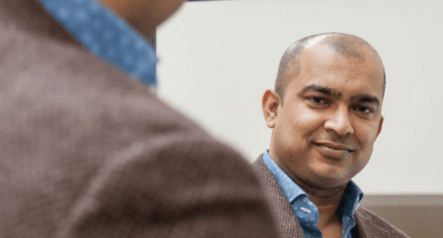 Plastisch chirurg Kalam Ahmed in de BrugKrant